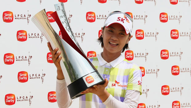 Na Yeon Choi with winner's trophy 2011