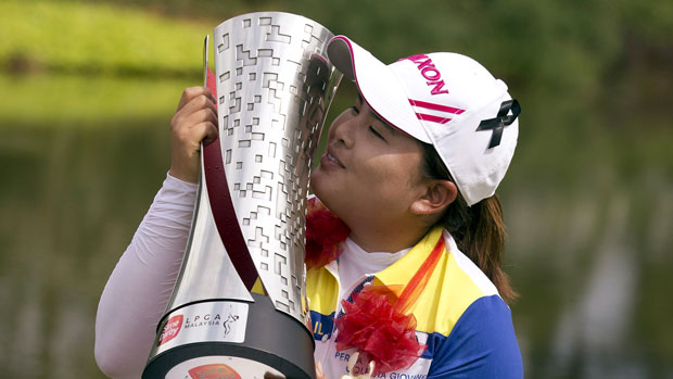 Inbee Park holds up the trophy