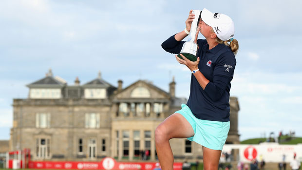 Stacy Lewis kisses the trophy on the Swilcan Bridge 