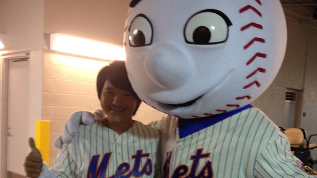 Yani Tseng Throws First Pitch for the NY Mets