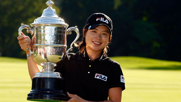 Eun Hee Ji with winner's trophy 2009