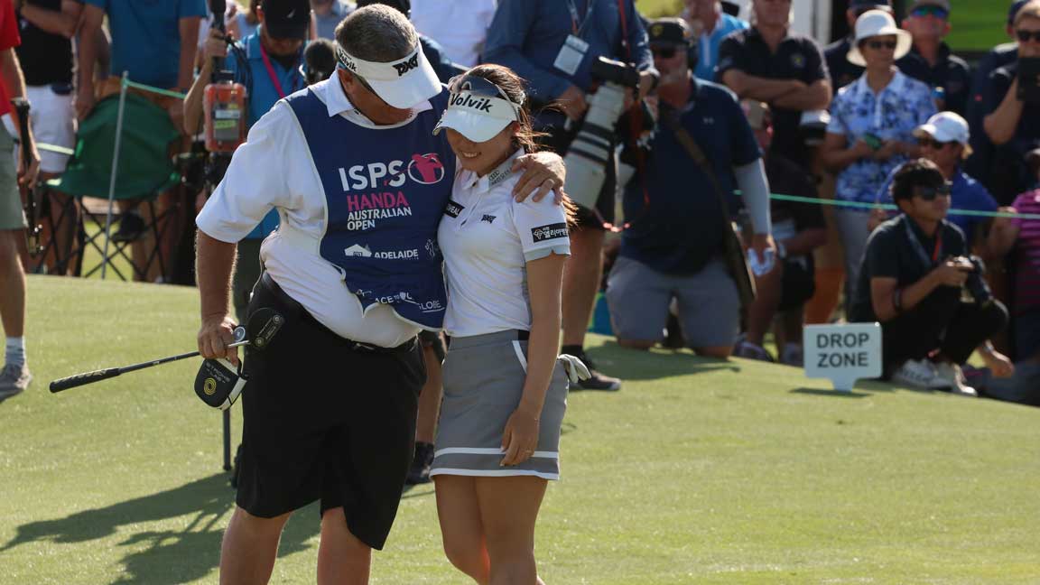 Ayean Cho consoled by caddie after shooting final round 77