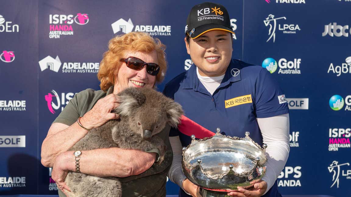 Inbee Park poses with koala at the 2020 ISPS Handa Women's Australian Open
