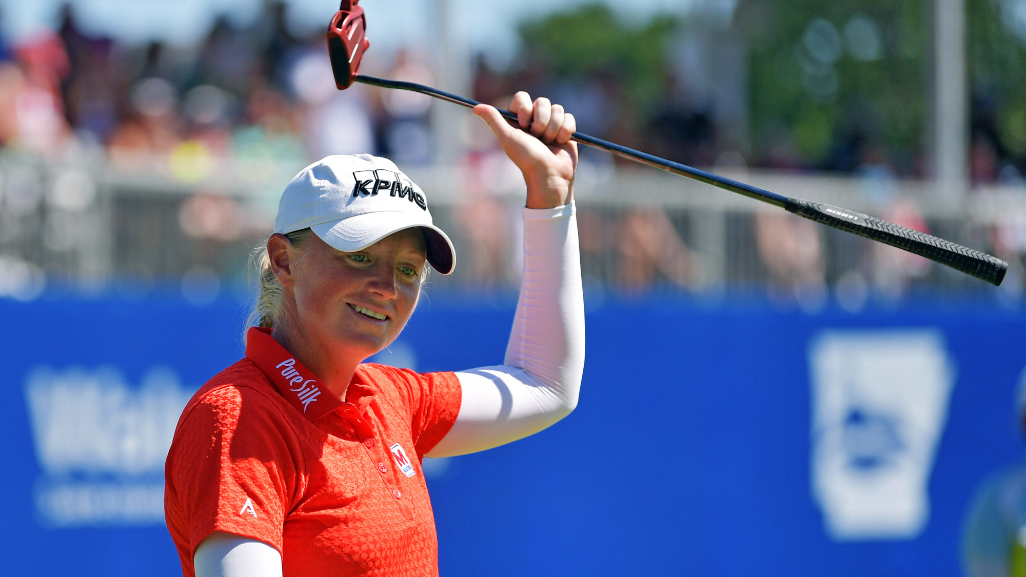 Stacy Lewis Acknowledges Crowd at Walmart NW Arkansas Championship 