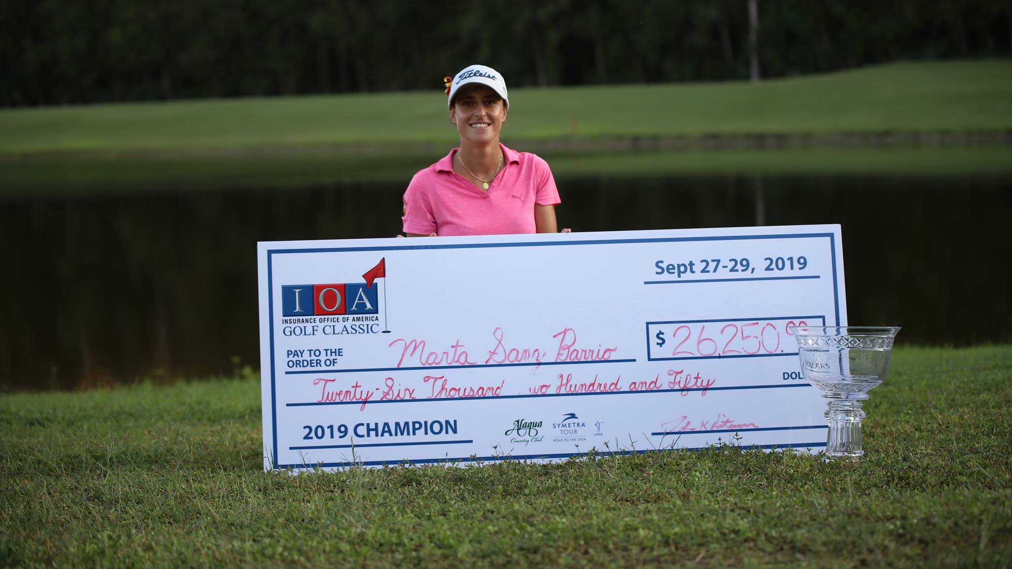 Marta Sanz Barrio with trophy and check