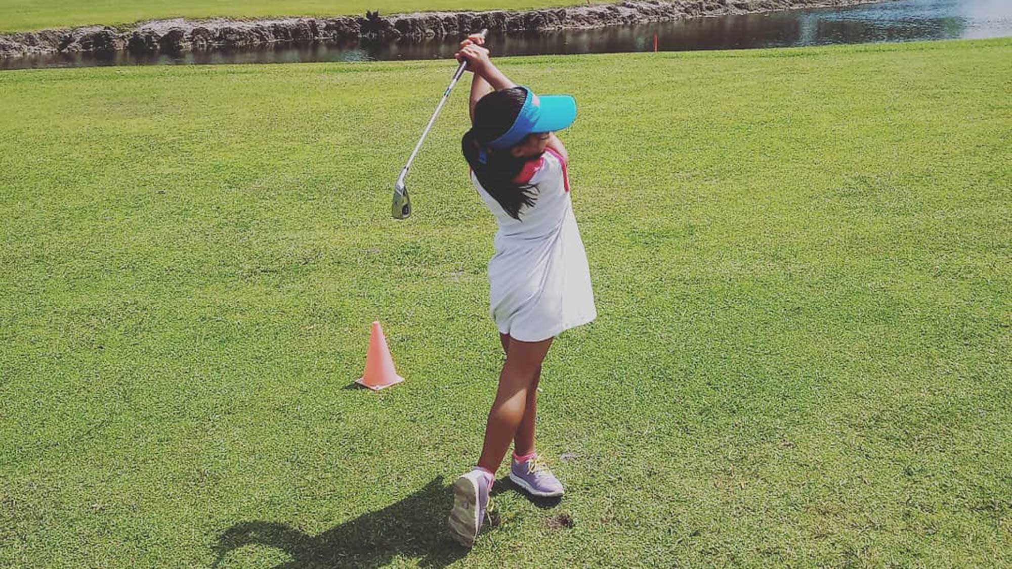 Lucia Romero swinging a golf club