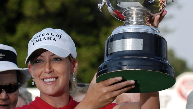 Cristie Kerr with winner's trophy 2007