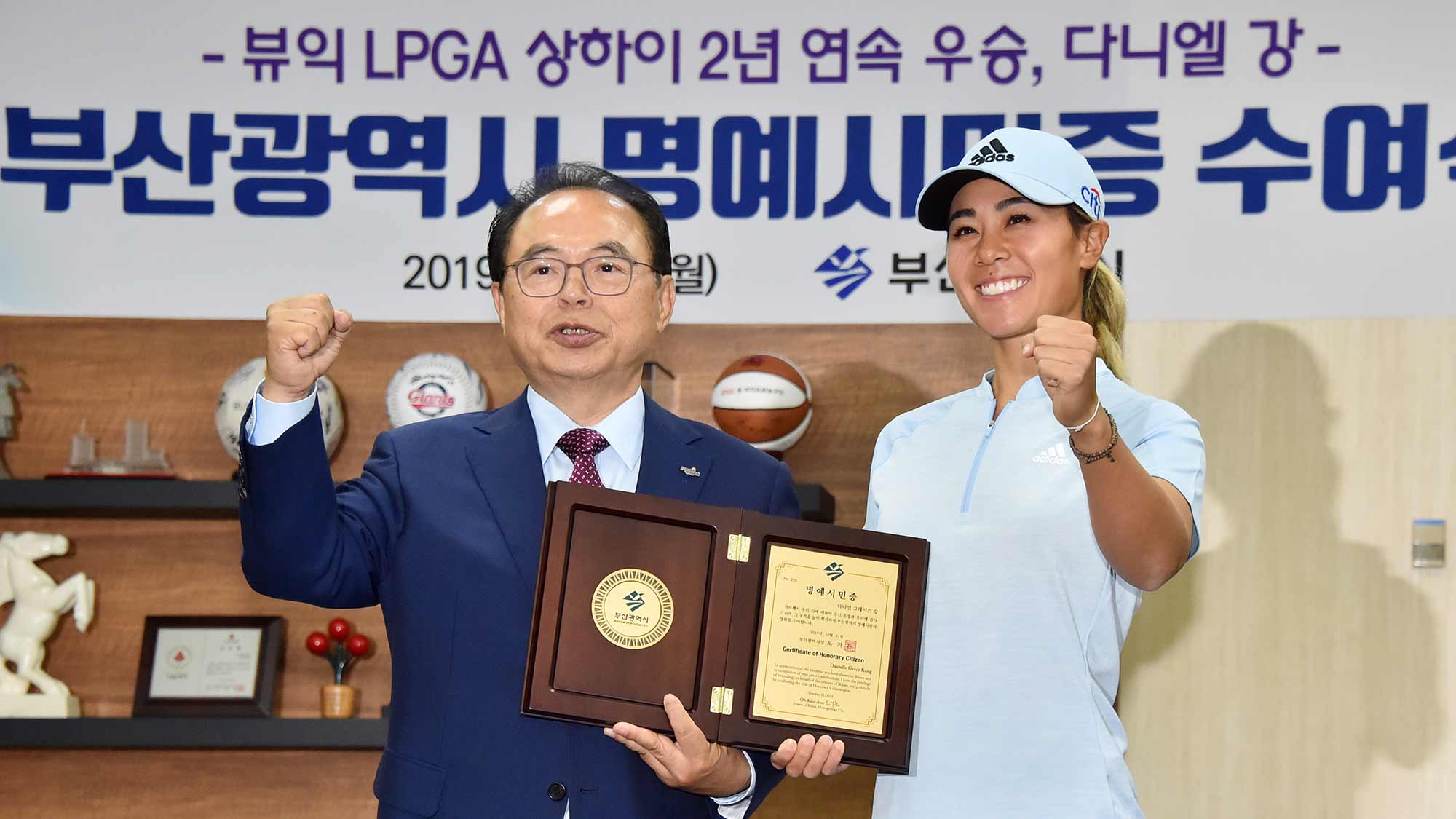 Danielle Kang receives honorary citizenship from the Busan Metropolitan City Mayor Keo-don Oh ahead of the 2019 BMW Ladies Championship in the Republic of Korea