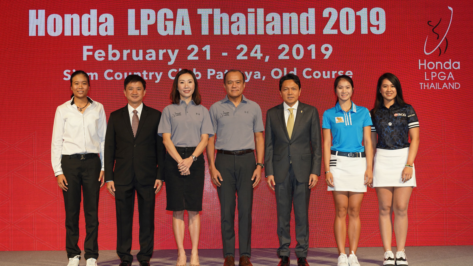 Pitak Pruittisarikorn (Middle), Chief Operating Officer of Honda Automobile (Thailand) Co., Ltd. together with Winnie Heng (3rd from left), Vice President and Managing Director of IMG Thailand; Tanukiat Janchum (2nd from left), Director of Professional Sports Development and Boxing Department, Sports Authority of Thailand (SAT); Tanes Petsuwan (3rd   from right), Deputy Governor for Marketing Communications, Tourism Authority of Thailand, recently attended a 2nd  Press Conference of the Honda LPGA Thailand 2019. Joining the event by Thai professional golfers including Gift - Benyapa Niphatsophon (left); Saipan - Pannarat Thanapolboonyaras (2nd from right) and Meow - Pajaree Anannarukarn (right) at Park Hyatt Bangkok.