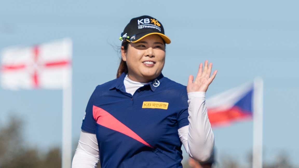 Inbee Park waves to the crowd as she heads towards the 18th green during round four of the 2020 ISPS Handa Women's Australian Open