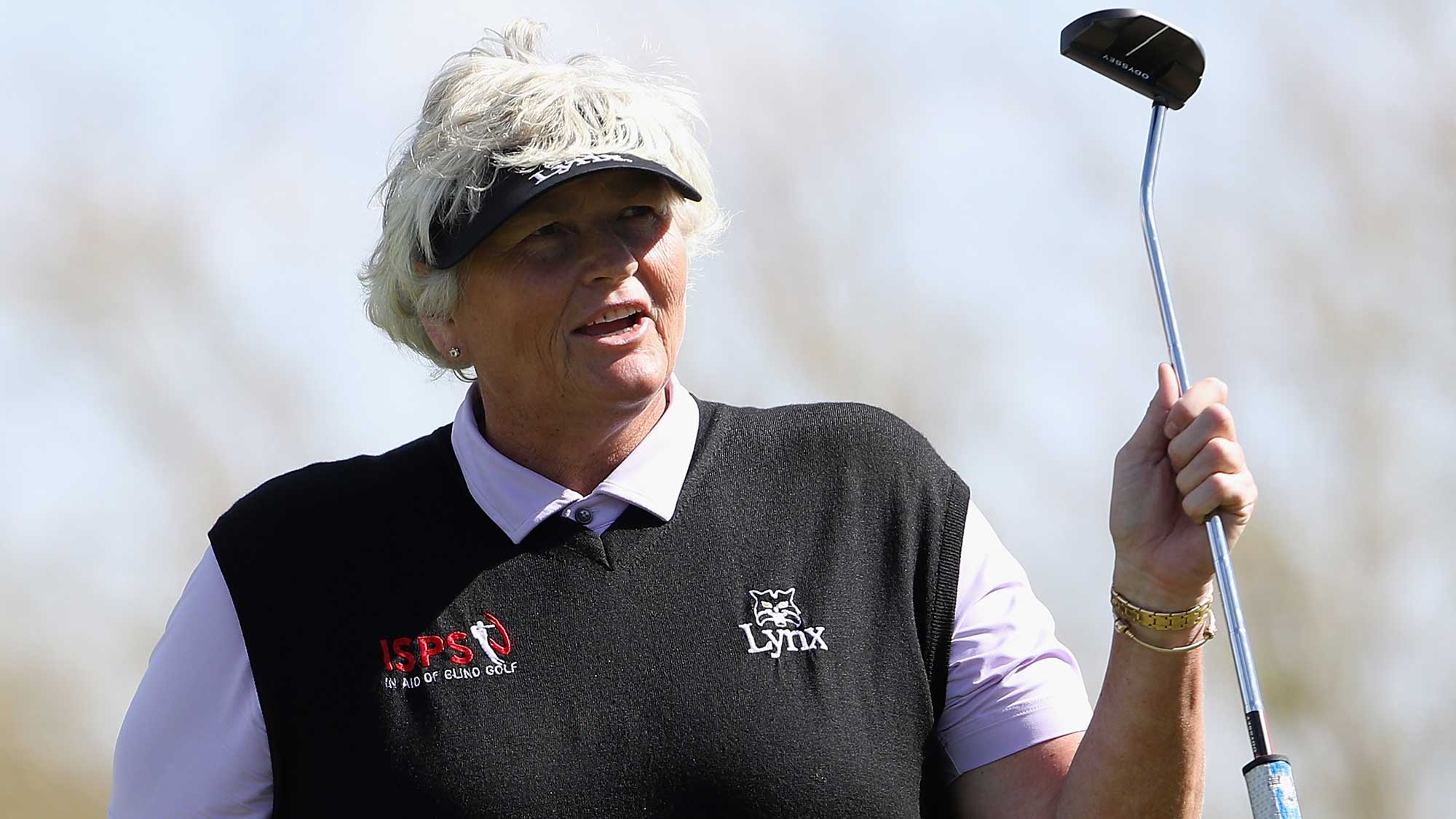 Laura Davies Acknowledges Crowd Saturday at Founders Cup