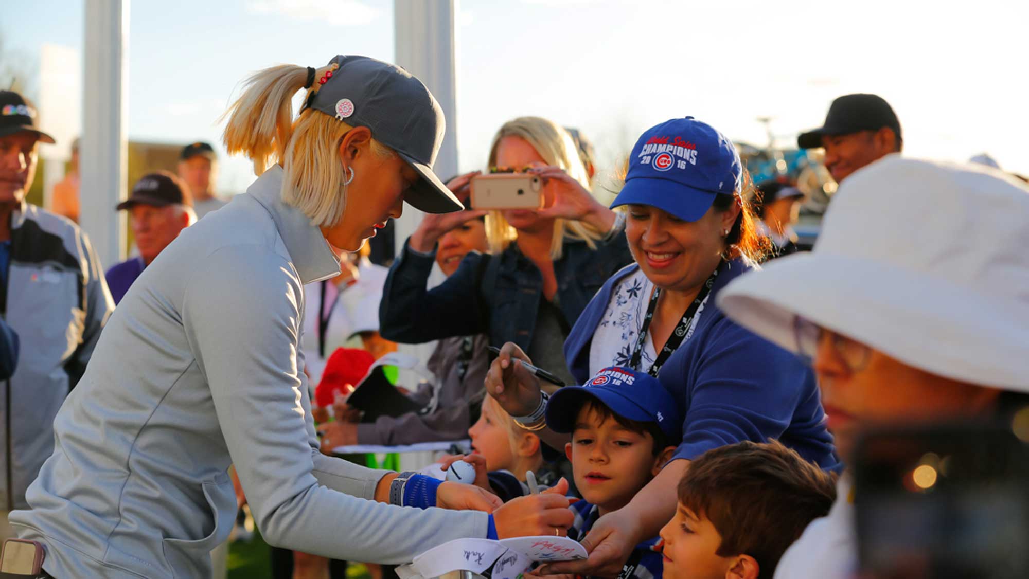 Michelle Wie Signs After Day One of Founders Cup