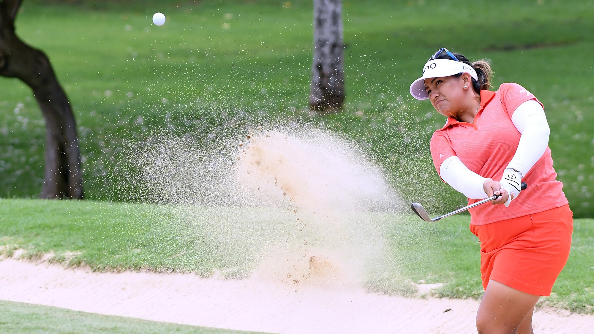 Lizette Salas Plays out of Bunker in Hawaii