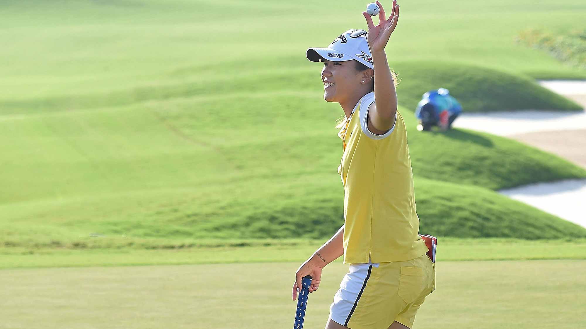 Lydia Ko of New Zealand acknowledges the fan during the final round of 2015 Fubon LPGA Taiwan Championship on October 25, 2015 in Miramar Resort & Country Club