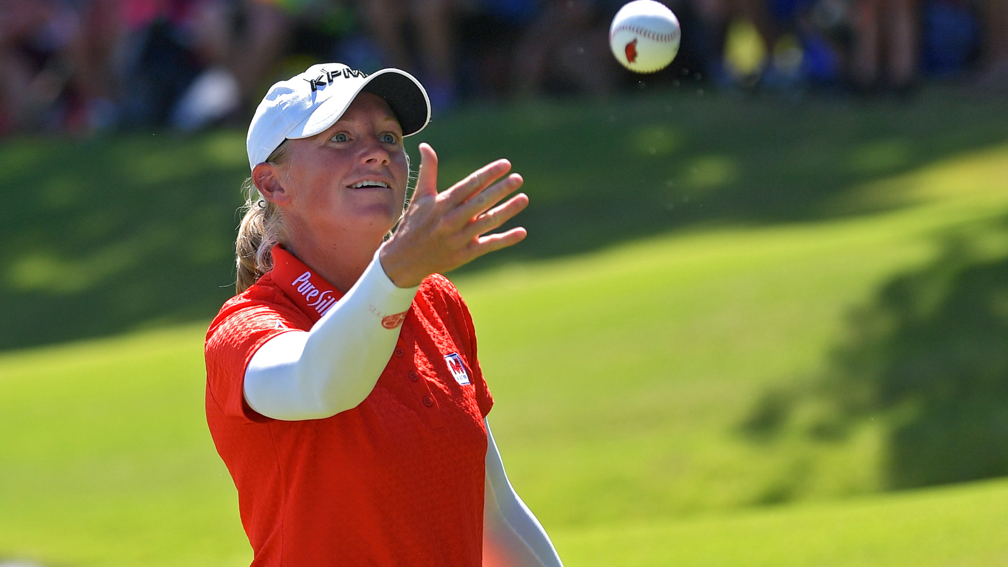 Stacy Lewis Throws a Foam Ball into the Crowd