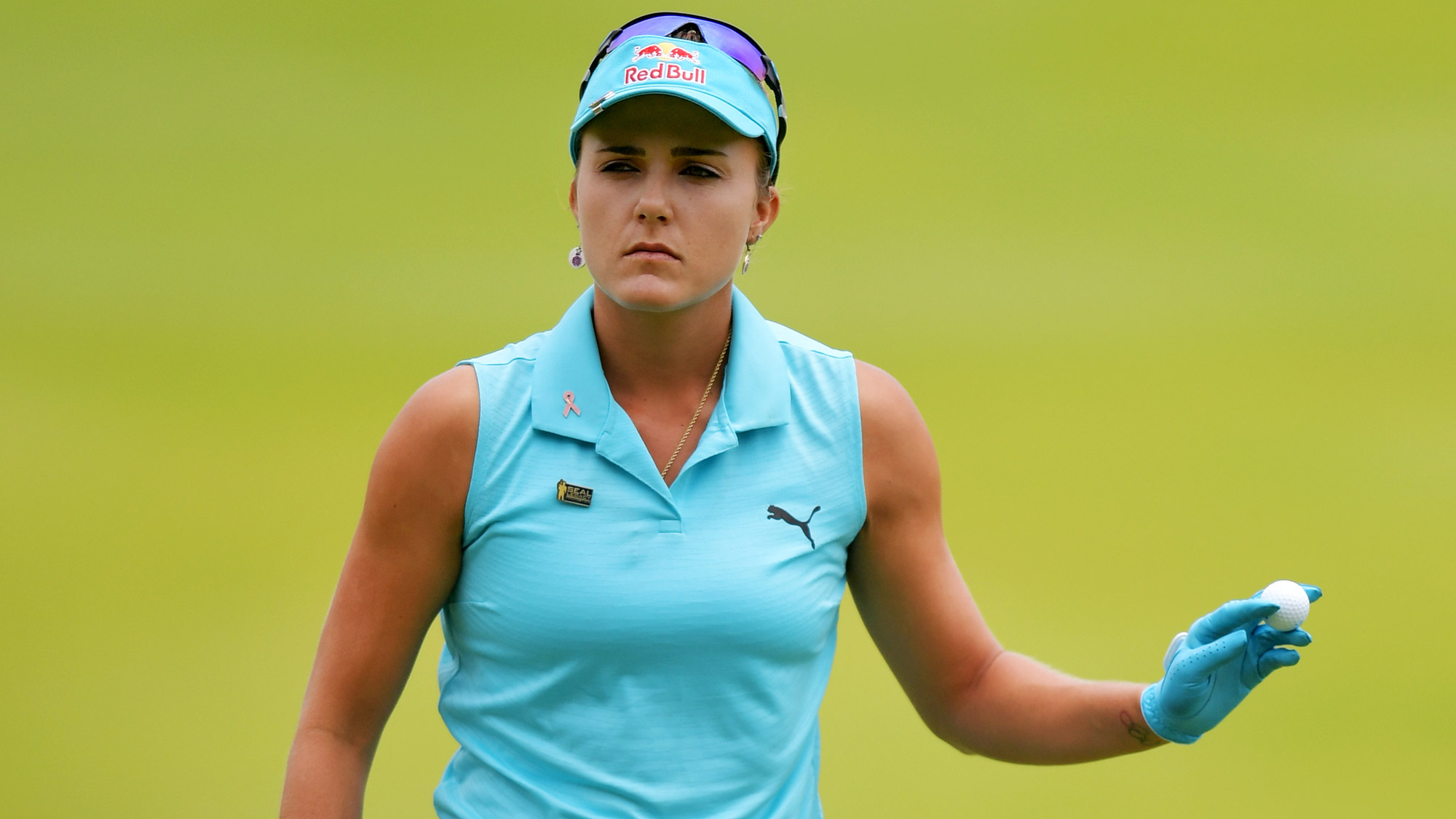Lexi Thompson Acknowledges the Crowd in Arkansas